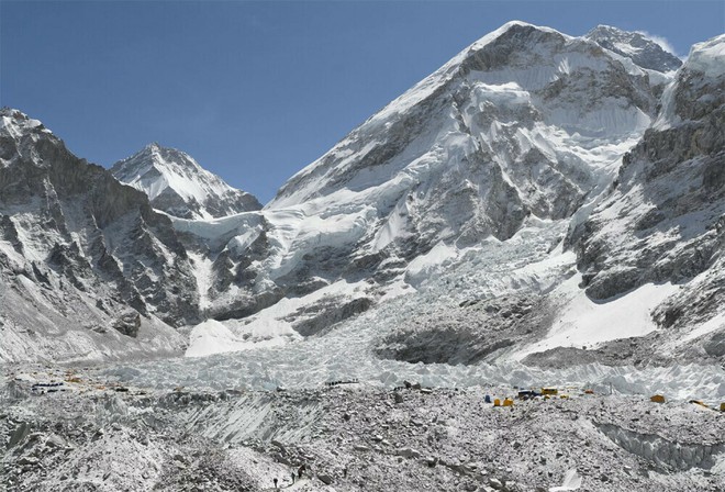 Phát hiện hơn 200 thi thể bỗng lộ ra trên đỉnh núi Everest: Nguyên nhân rất đáng lo ngại - Ảnh 3.