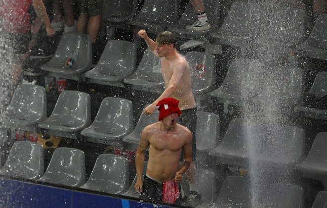 Hài hước: Trận đấu tại Euro 2024 bị dừng vì sấm sét kinh hoàng, sân dột như thác, cổ động viên nhảy múa tắm mưa - Ảnh 6.