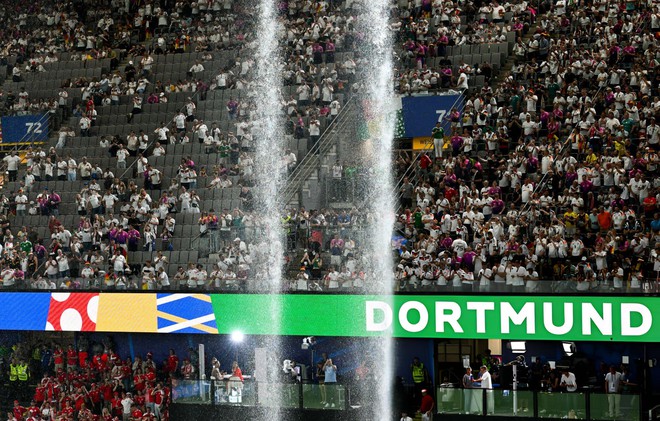 Hài hước: Trận đấu tại Euro 2024 bị dừng vì sấm sét kinh hoàng, sân dột như thác, cổ động viên nhảy múa tắm mưa - Ảnh 4.