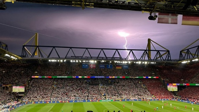 Hài hước: Trận đấu tại Euro 2024 bị dừng vì sấm sét kinh hoàng, sân dột như thác, cổ động viên nhảy múa tắm mưa - Ảnh 1.