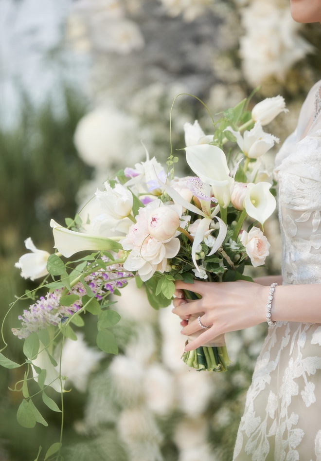 Vì sao dâu hào môn Midu chọn hoa cưới cầm tay có 1 loại dây leo quen thuộc trong vườn nhà? - Ảnh 2.