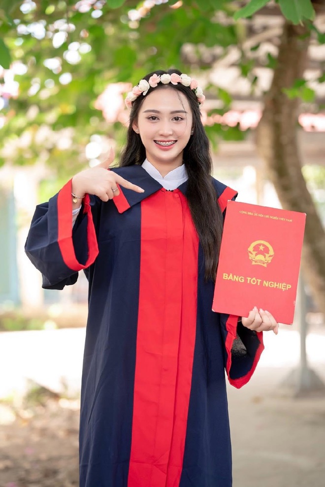 Nhan sắc trong trẻo của bạn gái Hoài Lâm trong lễ tốt nghiệp - Ảnh 2.