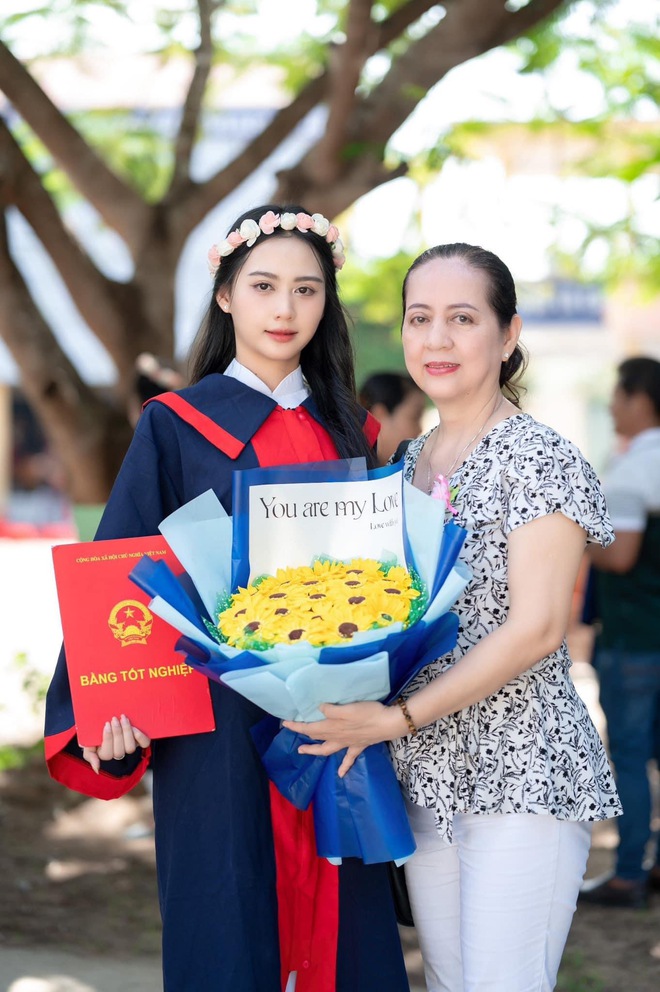 Nhan sắc trong trẻo của bạn gái Hoài Lâm trong lễ tốt nghiệp - Ảnh 3.
