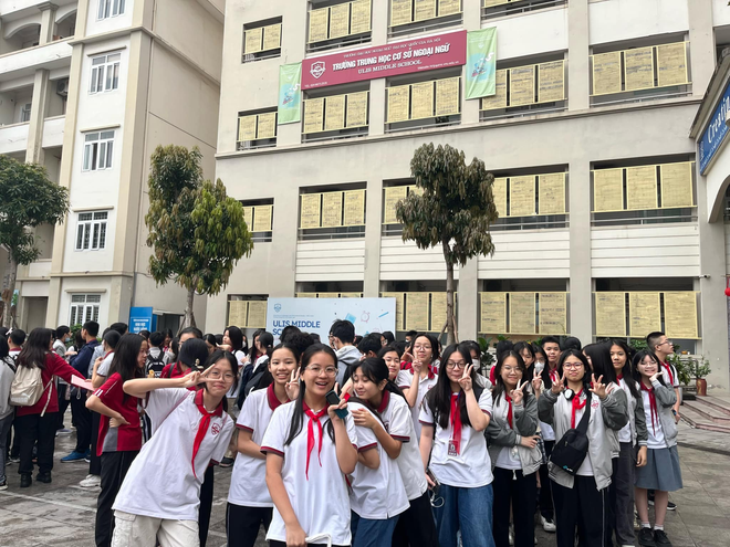 Một trường THCS ở Hà Nội mới thành lập 5 năm đã có năm tỷ lệ chọi 1/30: Học sinh được học 2 ngoại ngữ, không có bài tập về nhà - Ảnh 1.