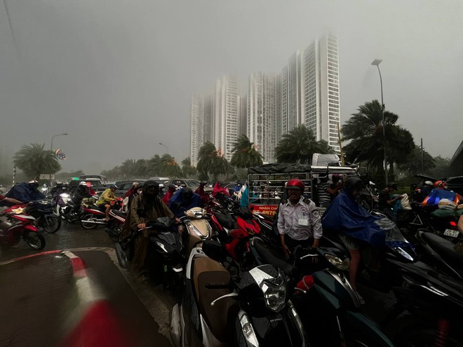 Mây đen ùn ùn kéo đến giăng kín trời Hà Nội, mưa như trút nước khiến nhiều người dân không kịp trở tay - Ảnh 6.