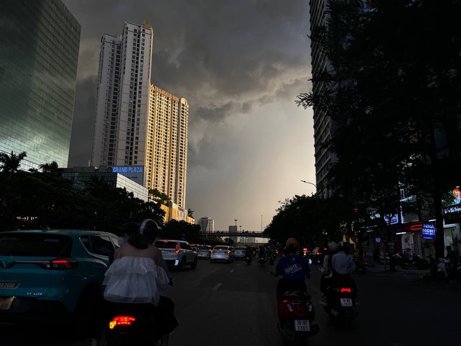 Mây đen ùn ùn kéo đến giăng kín trời Hà Nội, mưa như trút nước khiến nhiều người dân không kịp trở tay - Ảnh 3.