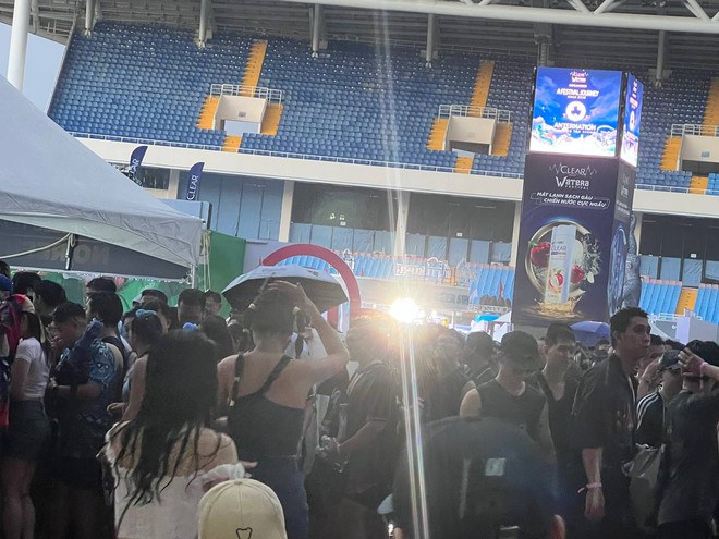 Lại thêm 1 festival âm nhạc tại Hà Nội buộc phải tạm dừng vì cơn mưa to trắng trời! - Ảnh 4.