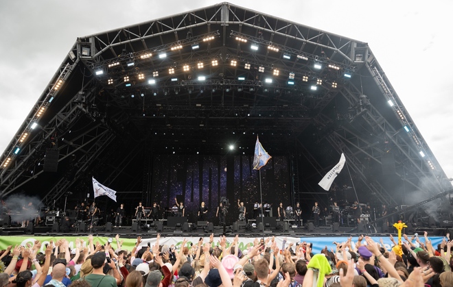 Nhóm nam triệu bản làm nên lịch sử Kpop tại lễ hội âm nhạc lớn nhất nước Anh - Ảnh 2.