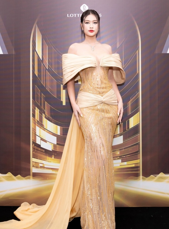 Thảm đỏ khởi động Miss Grand Vietnam 2024: Lê Hoàng Phương flex 1 món đồ, nhan sắc Á hậu sau dao kéo gây chú ý - Ảnh 3.
