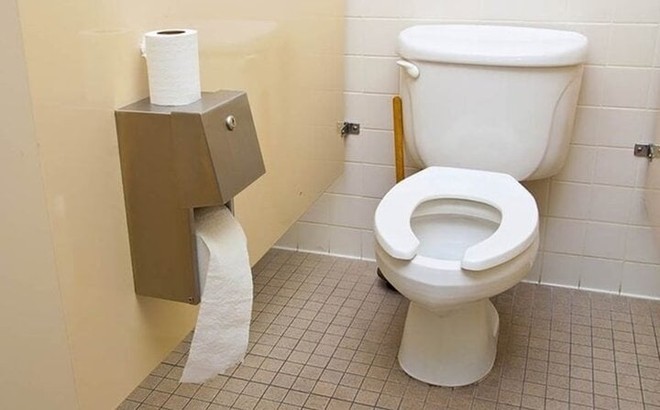 Tại sao nắp bồn cầu nhà vệ sinh công cộng ở Mỹ có khoảng trống phía trước? - Ảnh 2.