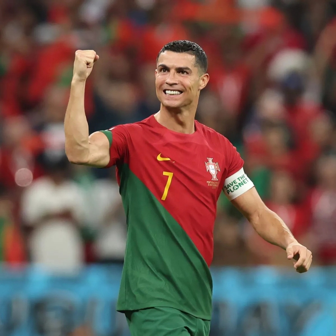 Ronaldo tức tốc đi chữa lành sau trận chung kết khóc hết nước mắt - Ảnh 4.