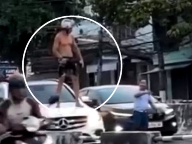 Người đàn ông ngoại quốc đập phá xe, la hét trên đường phố Nha Trang - Ảnh 2.
