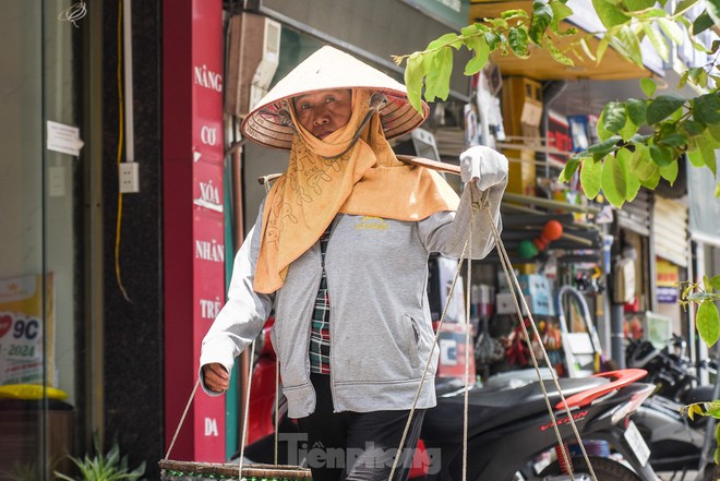 H&agrave; Nội nắng r&aacute;t mặt, mặt đường l&ecirc;n đến hơn 50 độ C - Ảnh 6.