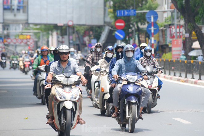 H&agrave; Nội nắng r&aacute;t mặt, mặt đường l&ecirc;n đến hơn 50 độ C - Ảnh 2.