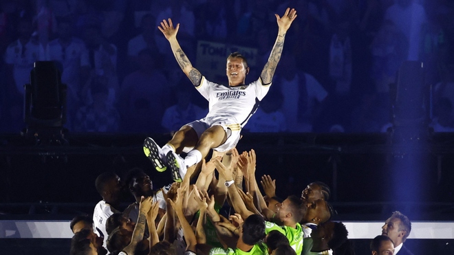 Real Madrid diễu hành mừng chức vô địch Cúp C1 châu Âu, Kroos xúc động chia tay - Ảnh 8.
