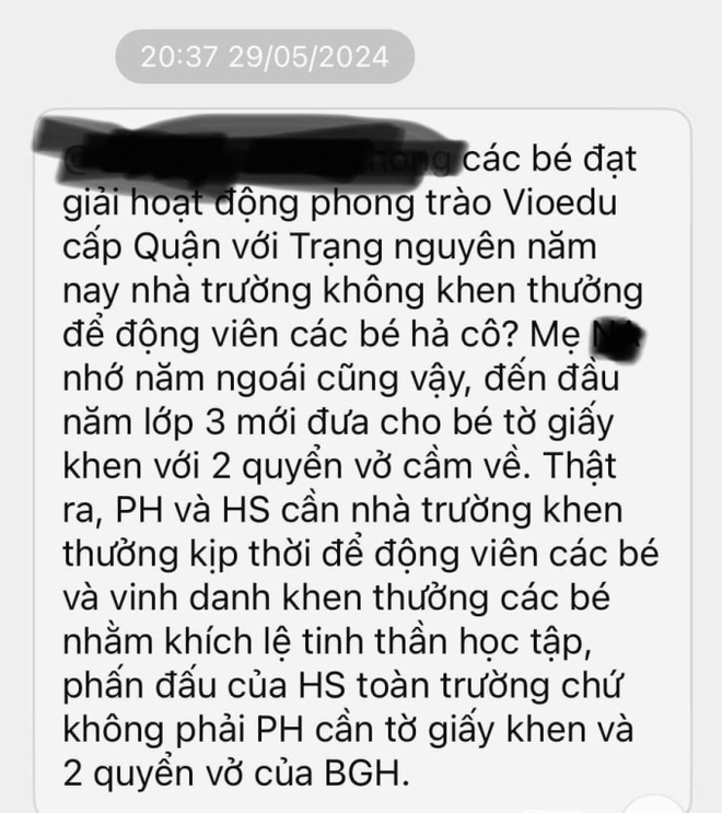 Xôn xao đoạn tin nhắn phụ huynh phốt trường nghỉ hè mới trao giấy khen cho học sinh đạt giải cao, còn yêu cầu đến thư viện lấy - Ảnh 1.