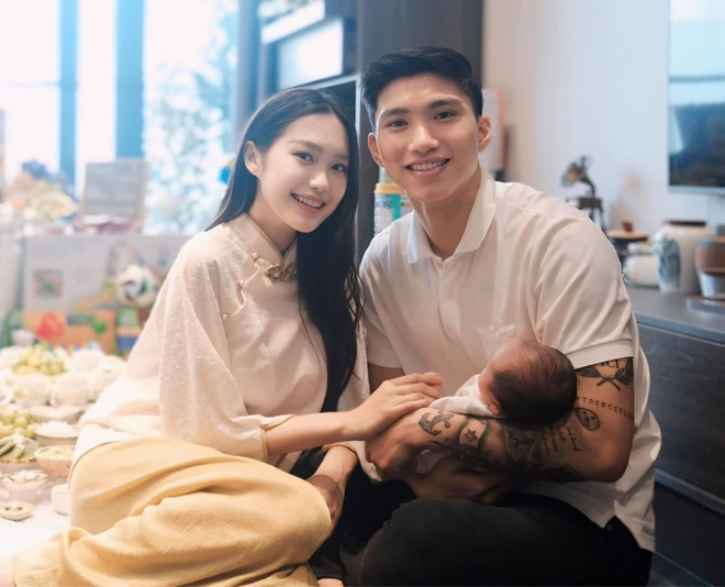 Lộ ảnh cam thường của mẹ bỉm sữa Doãn Hải My khi ở nhà chăm con cùng Đoàn Văn Hậu, nhan sắc có xinh lung linh như ảnh tự đăng? - Ảnh 2.