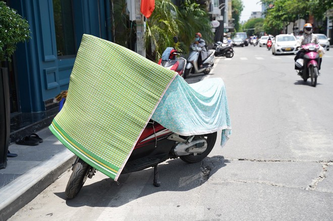 H&agrave; Nội nắng r&aacute;t mặt, mặt đường l&ecirc;n đến hơn 50 độ C - Ảnh 14.