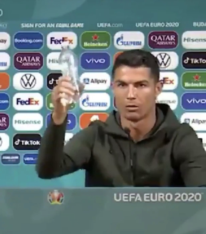 Khoảnh khắc chấn động tại Euro: Ronaldo có hành động phũ phàng khiến nhà tài trợ bốc hơi 93 nghìn tỷ - Ảnh 2.