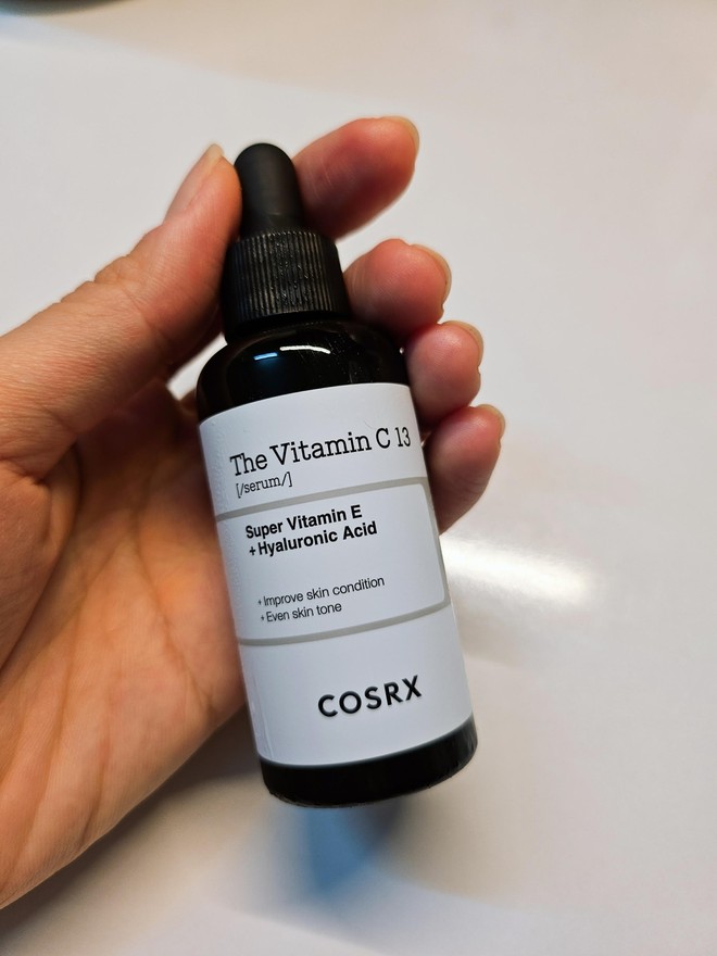 Da nhạy cảm và nhiều thâm mụn, mình đã tìm được loại serum vitamin C thấm nhanh và hiệu quả làm sáng khá ổn - Ảnh 2.