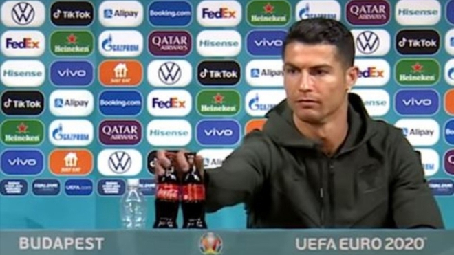 Khoảnh khắc chấn động tại Euro: Ronaldo có hành động phũ phàng khiến nhà tài trợ bốc hơi 93 nghìn tỷ - Ảnh 1.