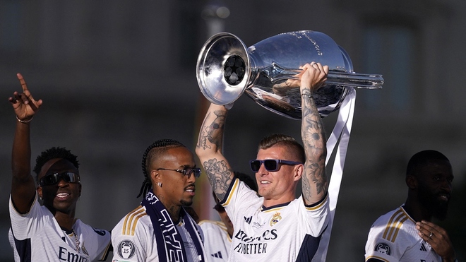 Real Madrid diễu hành mừng chức vô địch Cúp C1 châu Âu, Kroos xúc động chia tay - Ảnh 5.