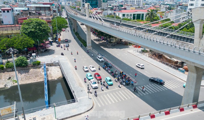 H&agrave; Nội nắng r&aacute;t mặt, mặt đường l&ecirc;n đến hơn 50 độ C - Ảnh 11.