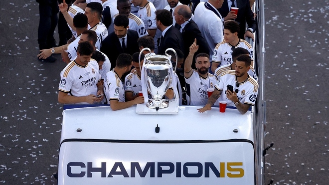 Real Madrid diễu hành mừng chức vô địch Cúp C1 châu Âu, Kroos xúc động chia tay - Ảnh 3.