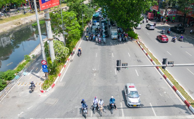 H&agrave; Nội nắng r&aacute;t mặt, mặt đường l&ecirc;n đến hơn 50 độ C - Ảnh 10.
