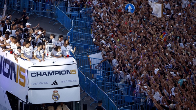 Real Madrid diễu hành mừng chức vô địch Cúp C1 châu Âu, Kroos xúc động chia tay - Ảnh 2.