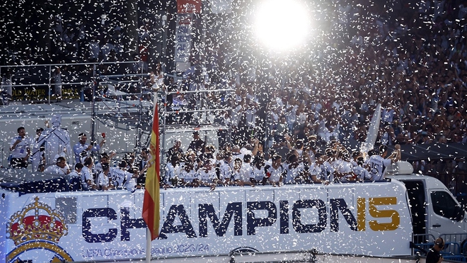 Real Madrid diễu hành mừng chức vô địch Cúp C1 châu Âu, Kroos xúc động chia tay - Ảnh 1.