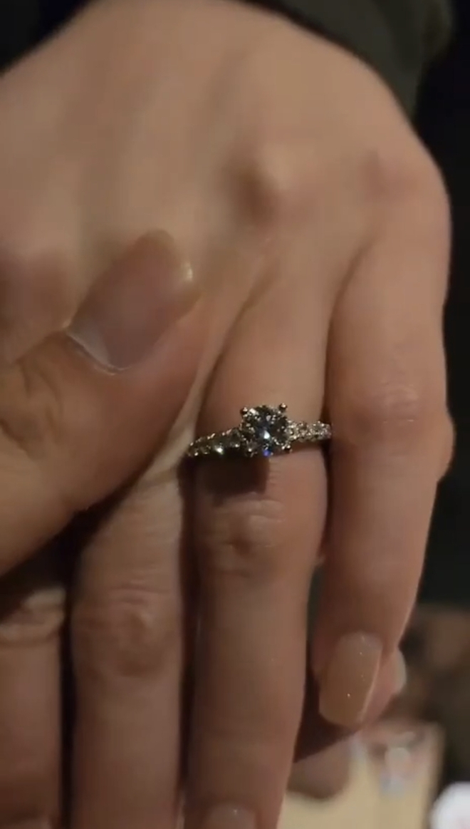 Khánh Vân lộ diện hậu cầu hôn: Zoom cận nhẫn kim cương, hội bạn nàng hậu thi nhau xin vía - Ảnh 3.