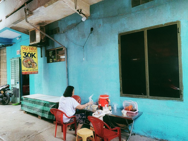 Độc lạ hủ tiếu “thả” ở Sài Gòn: Bà chủ bán cho vui, khách đến tự kéo bàn ghế, dọn dẹp - Ảnh 5.