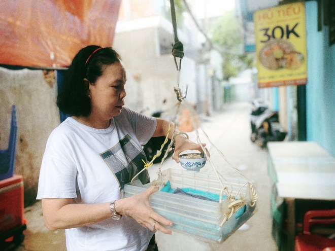 Độc lạ hủ tiếu “thả” ở Sài Gòn: Bà chủ bán cho vui, khách đến tự kéo bàn ghế, dọn dẹp - Ảnh 4.