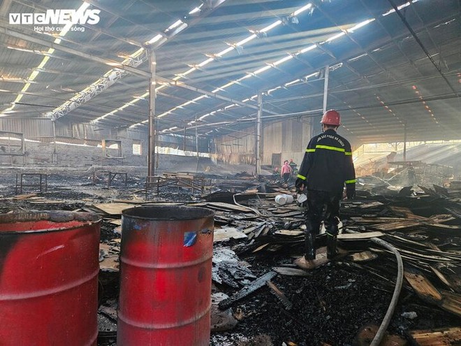 Lửa thiêu rụi 2.400 m2 xưởng gỗ ở Bình Định, thiệt hại hơn 20 tỷ đồng - Ảnh 2.