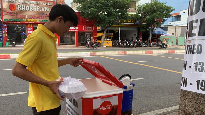 Người Sài Gòn “kỳ lạ” treo cơm khắp nơi: Cô bán vé số, chú đánh giày khỏi lo bữa ăn- Ảnh 4.