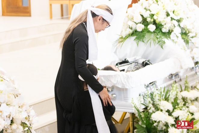Hình ảnh chưa công bố trong tang lễ diễn viên Đức Tiến: Bình Phương gọi điện cho mẹ chồng, khóc nức nở khi tiễn biệt - Ảnh 4.