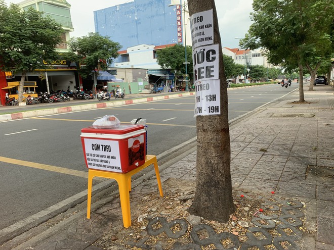 Người Sài Gòn “kỳ lạ” treo cơm khắp nơi: Cô bán vé số, chú đánh giày khỏi lo bữa ăn- Ảnh 1.