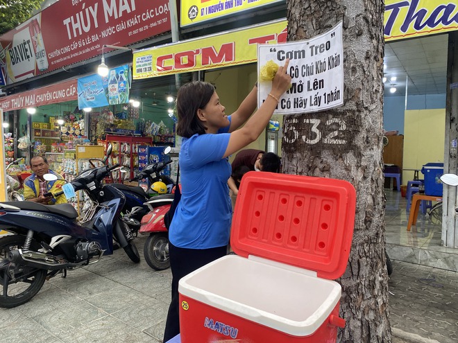 Người Sài Gòn “kỳ lạ” treo cơm khắp nơi: Cô bán vé số, chú đánh giày khỏi lo bữa ăn- Ảnh 3.