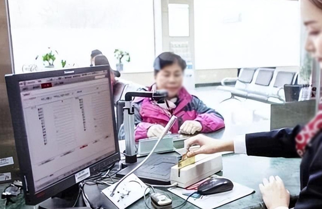 Người phụ nữ Quảng Ninh rút tiền, chuyển tiền lộ điểm bất thường, nhân viên báo công an chặn được vụ lừa đảo trên 4 tỷ đồng - Ảnh 1.