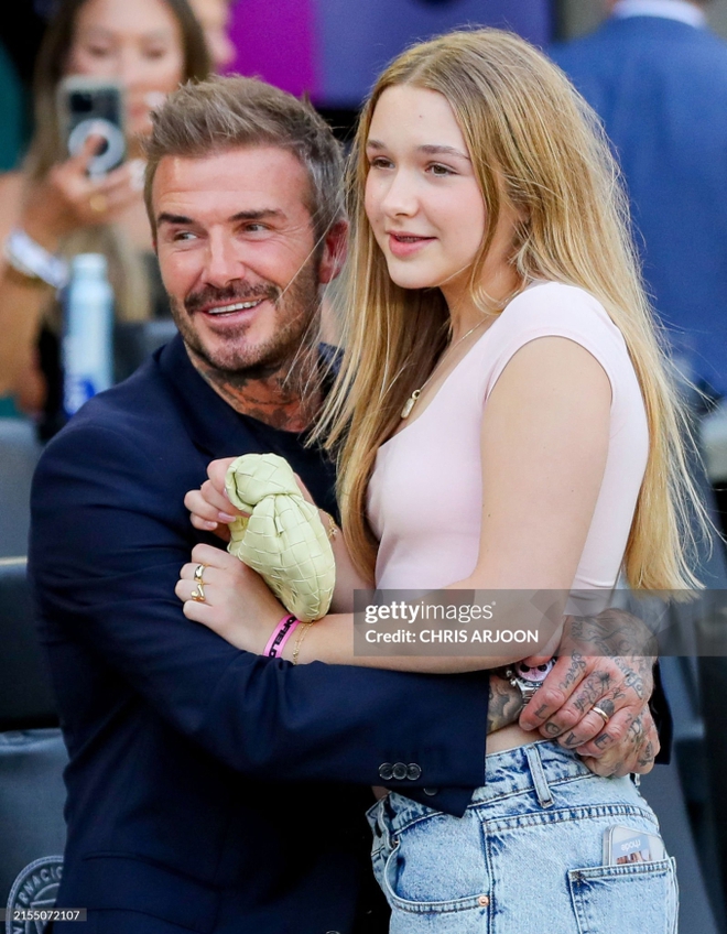 Những lần David Beckham bị chỉ trích vì hành động thân mật quá mức với con gái: Hôn môi, ôm từ phía sau, tay ở vị trí nhạy cảm - Ảnh 1.