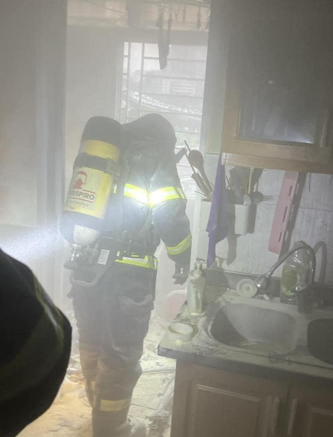 Hà Nội: Cháy căn hộ chung cư mini, 30 người hoảng hốt thoát xuống tầng 1 - Ảnh 1.
