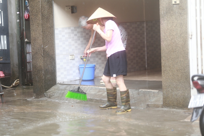 Người dân Hà Nội ngán ngẩm cảnh nước tràn vào nhà sau cơn mưa lớn: Có những lần nhà ngập 2 ngày mới rút hết nước- Ảnh 15.