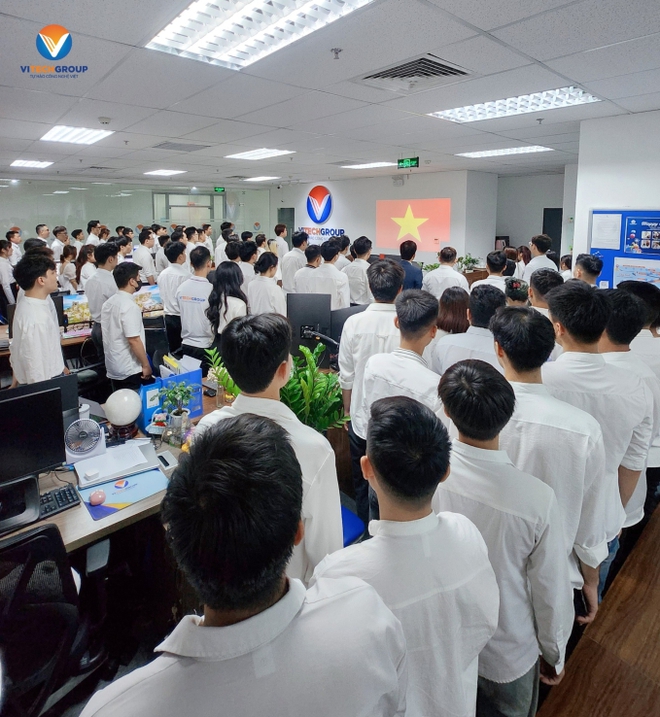 Đoạn clip toàn bộ nhân viên đứng nghiêm trang vào sáng thứ 2 ở Hà Nội khiến nhiều người thích thú - Ảnh 1.