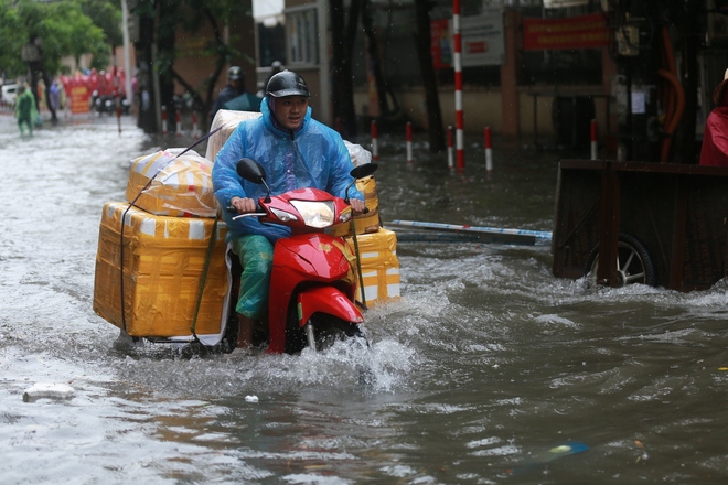 Người dân Hà Nội ngán ngẩm cảnh nước tràn vào nhà sau cơn mưa lớn: Có những lần nhà ngập 2 ngày mới rút hết nước- Ảnh 6.