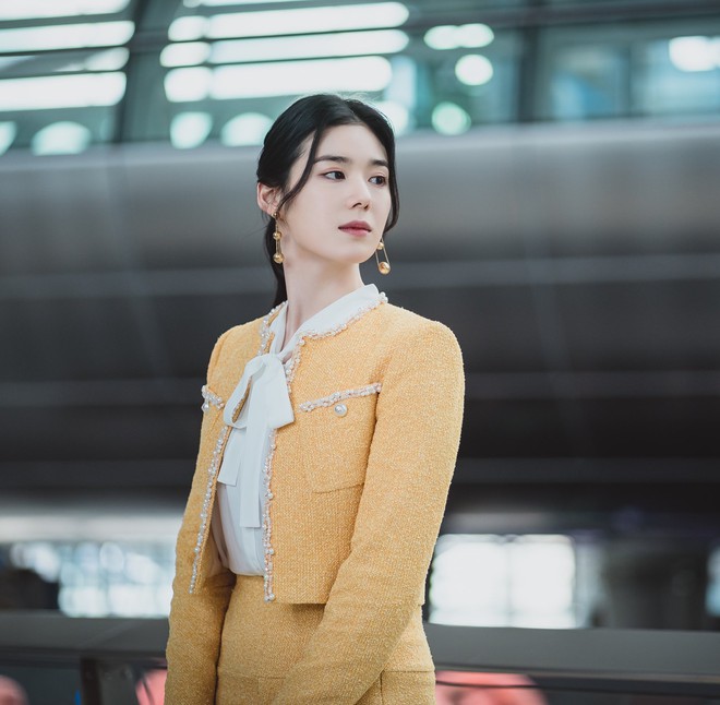 Bekannte weibliche Nebenfigur in koreanischen Filmen: Jugendlich im Alter von 38 Jahren dank ihres farbenfrohen Modestils - Foto 1.