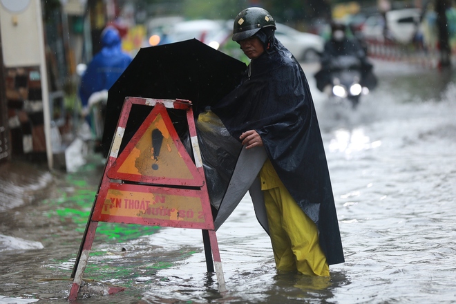 Người dân Hà Nội ngán ngẩm cảnh nước tràn vào nhà sau cơn mưa lớn: Có những lần nhà ngập 2 ngày mới rút hết nước- Ảnh 5.