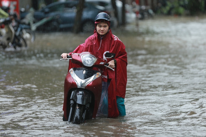 Người dân Hà Nội ngán ngẩm cảnh nước tràn vào nhà sau cơn mưa lớn: Có những lần nhà ngập 2 ngày mới rút hết nước- Ảnh 4.