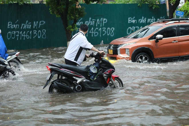Người dân Hà Nội ngán ngẩm cảnh nước tràn vào nhà sau cơn mưa lớn: Có những lần nhà ngập 2 ngày mới rút hết nước- Ảnh 3.