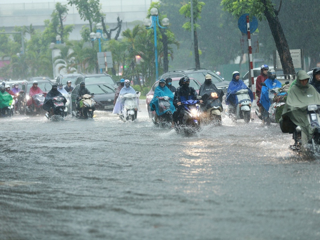 Người dân Hà Nội ngán ngẩm cảnh nước tràn vào nhà sau cơn mưa lớn: Có những lần nhà ngập 2 ngày mới rút hết nước - Ảnh 2.